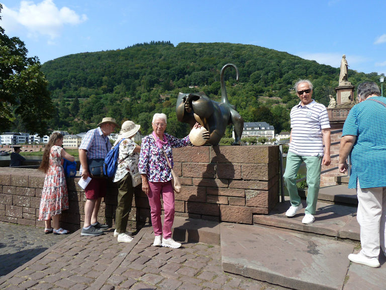 Am Stadttor - am Brückenaffe mit nacktem Hinterteil und Spiegel