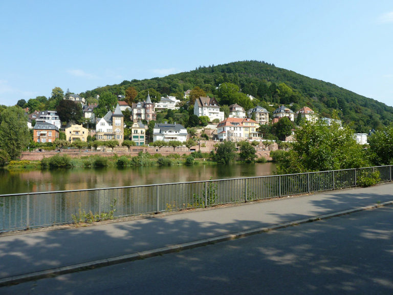 Philopsophenweg auf der anderen Seite des Neckars