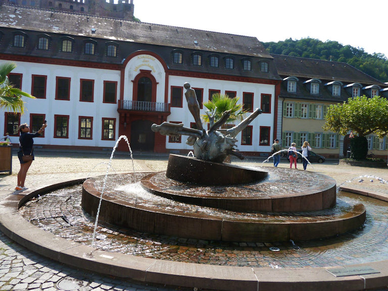 Mitte des Karlsplatz eine Kornsäule
