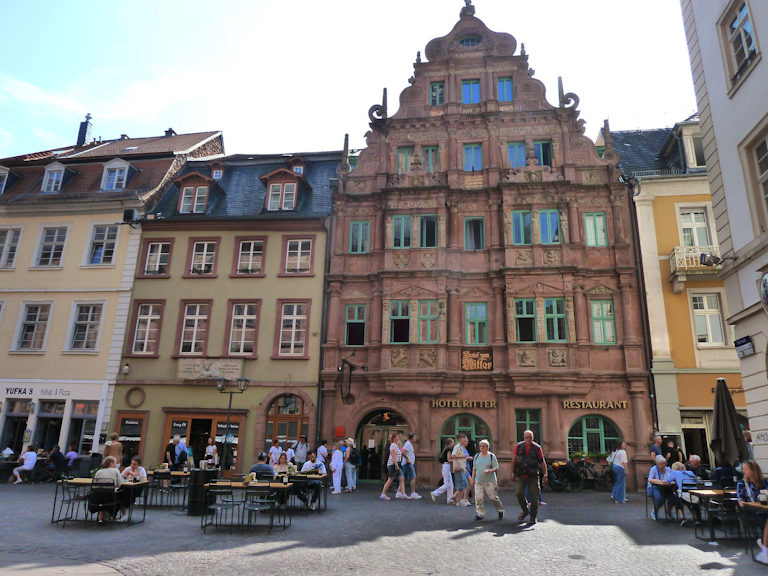 Karlsplatz mit vielen Cafes